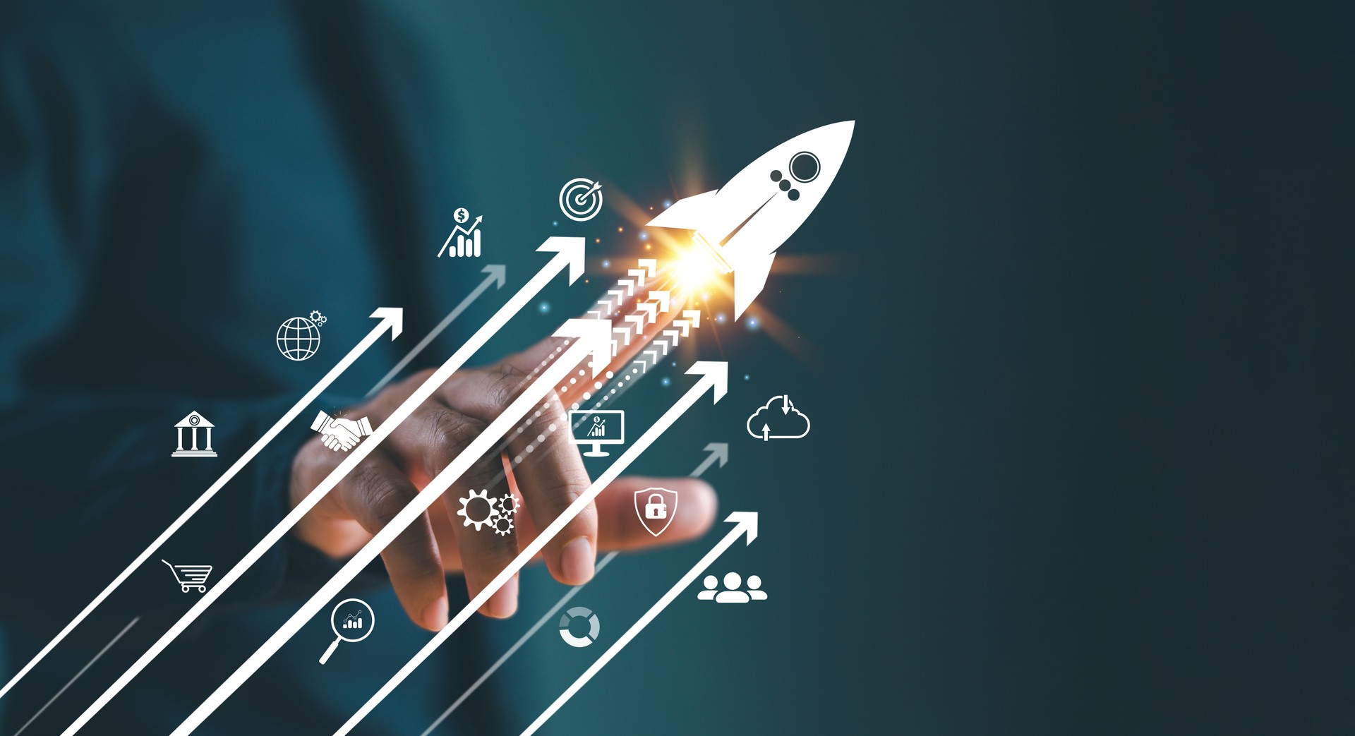 Conceito de tendência de negócios de estratégia de crescimento de excelência. Mão do homem de negócios na seta investe o ícone. Aumento rápido do marketing de vendas, potencial de sucesso, foguete em direção à oportunidade de riqueza. Plano de m